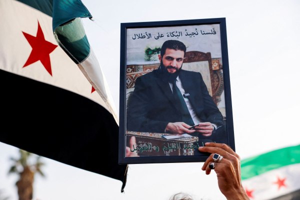 Στο Χαλέπι ο Άχμαντ αλ Σάρα, έναν χρόνο μετά την επίθεση του συνασπισμού του που έριξε τον αλ Άσαντ