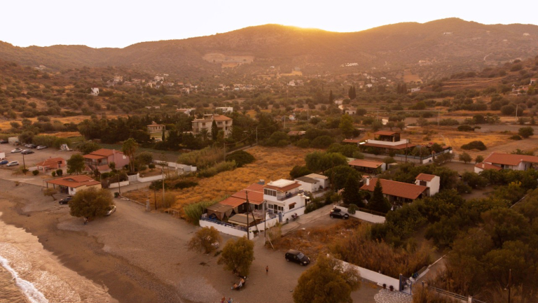 εικόνα που δείχνει σπίτια και οικόπεδα στην Κρήτη