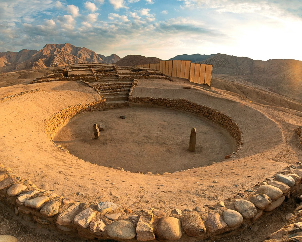 Οι μετανάστες έχτισαν στις νέες πόλεις τους βυθιστές κυκλικές πλατείες όπως αυτές του Καράλ (Caral Archaeological Zone)