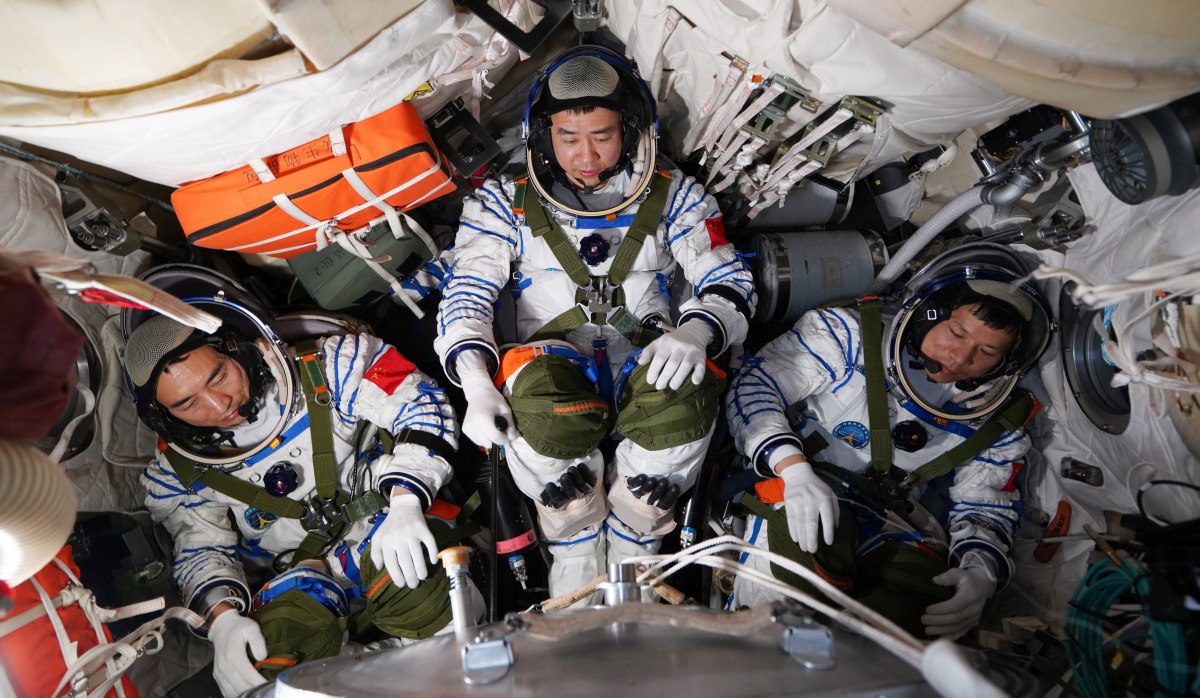 Πίσω στη Γη οι αστροναύτες που εγκλωβίστηκαν στον κινεζικό διαστημικό σταθμό