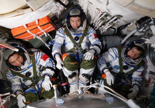 Πίσω στη Γη οι αστροναύτες που εγκλωβίστηκαν στον κινεζικό διαστημικό σταθμό