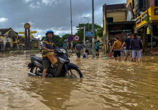 Τουλάχιστον 41 νεκροί λόγω της σφοδρής κακοκαιρίας στο Βιετνάμ – «Η βροχή δεν έχει σταματήσει»