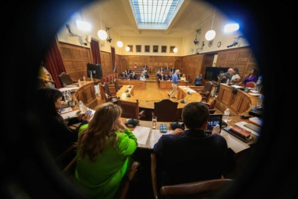 Εξεταστική για ΟΠΕΚΕΠΕ χωρίς βασικούς μάρτυρες, προϋπολογισμός χωρίς σημασία στα βασικά και μια Αριστερά που μόνο σε κηδείες θυμάται τα ουσιαστικά