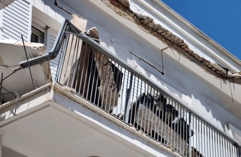 Άργος: Κατέρρευσε τμήμα μπαλκονιού και καταπλάκωσε μία 50χρονη