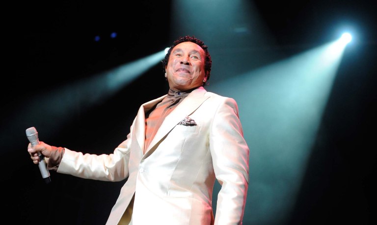 Άνδρες και γυναίκες πρώην υπάλληλοι του Σμόκι Ρόμπινσον τον κατηγορούν για σεξουαλική επίθεση