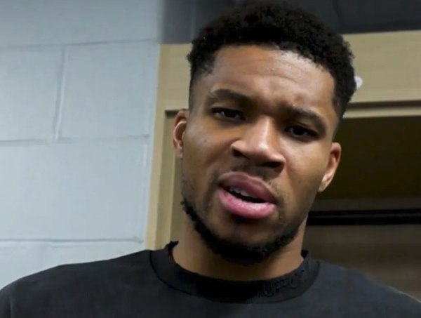 Τι είπε ο Αντετοκούνμπο για το buzzer beater: «Μπορείς να ζήσεις αν αστοχήσεις, δεν μπορείς να ζήσεις εάν δεν σουτάρεις»