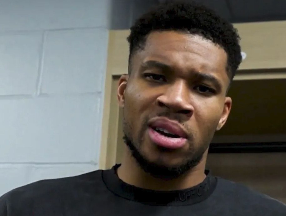 Τι είπε ο Αντετοκούνμπο για το buzzer beater: «Μπορείς να ζήσεις αν αστοχήσεις, δεν μπορείς να ζήσεις εάν δεν σουτάρεις»