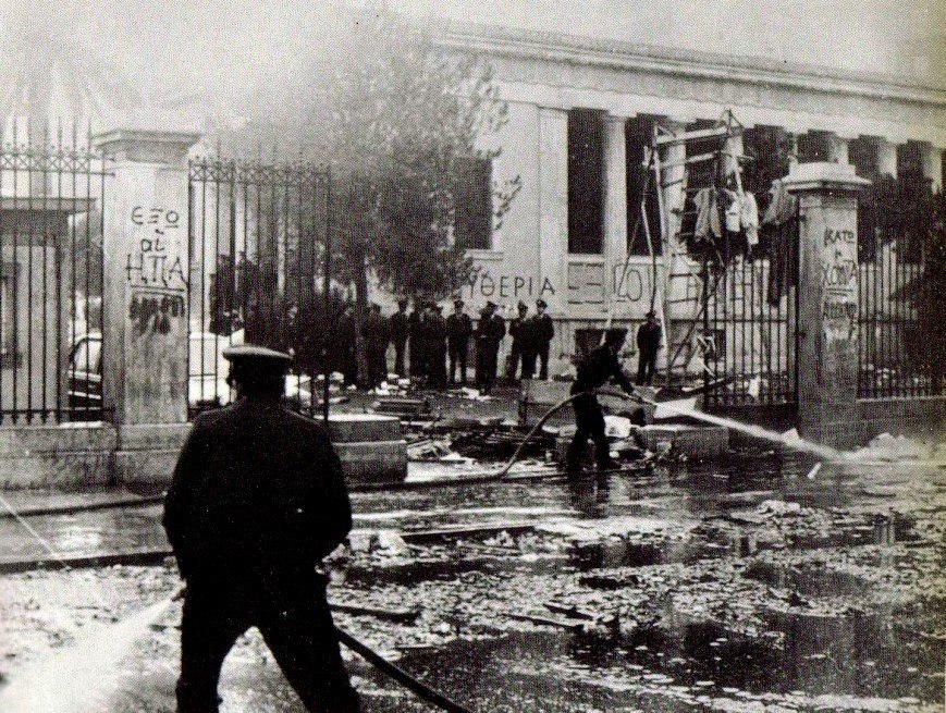 «Ήταν αυθόρμητη κίνηση»: Η συγκλονιστική περιγραφή του φοιτητή που έκλεισε τις πλαϊνές πόρτες του Πολυτεχνείου