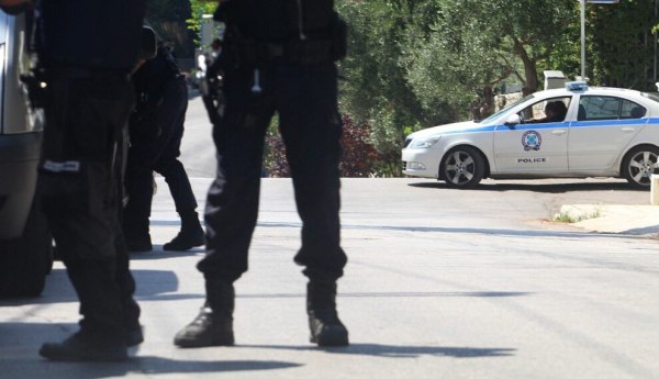 Αστυνομική επιχείρηση σε οικισμό στη Μάνδρα – Είχαν στήσει παράνομα δίκτυα ηλεκτρισμού και υδροδότησης