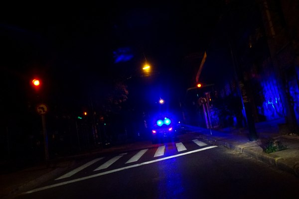 Συμμορία με ραντεβού-παγίδα μέσω TikTok: Λήστευαν και εκβίαζαν θύματα σε διαμέρισμα στα Πατήσια