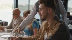 Γιατί προκάλεσε αντιδράσεις στην Τουρκία ο Σενγκούν… (vid)