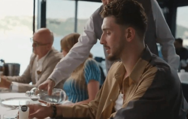 Γιατί προκάλεσε αντιδράσεις στην Τουρκία ο Σενγκούν… (vid)