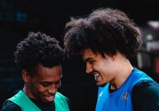 Τι Τζέι Σορτς, η… επιστροφή: Η θερμή υποδοχή των παικτών της Παρί (vid)