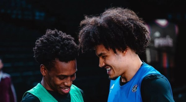 Τι Τζέι Σορτς, η… επιστροφή: Η θερμή υποδοχή των παικτών της Παρί (vid)