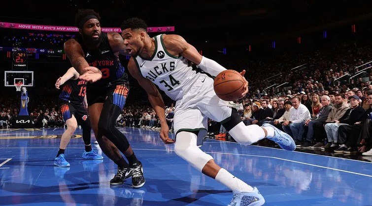 Επέστρεψε «καυτός» ο Αντετοκούνμπο, αλλά αποκλείστηκαν από τους Νικς οι Μπακς στο NBA Cup (118-109)