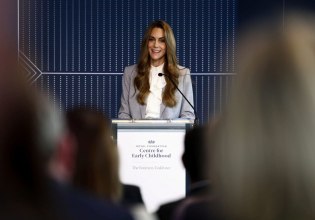 Κέιτ Μίντλετον: Ώρα για business στην πρώτη δημόσια ομιλία της μετά τον καρκίνο – «Ως επιχειρηματίες, επενδύστε στα παιδιά»