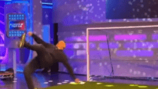 Έκλεψε την παράσταση ο Ρούνεϊ: Σκόραρε το εμβληματικό «ψαλιδάκι» σε… τηλεοπτική εκπομπή (vids)