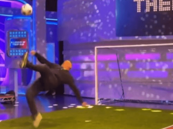 Έκλεψε την παράσταση ο Ρούνεϊ: Σκόραρε το εμβληματικό «ψαλιδάκι» σε… τηλεοπτική εκπομπή (vids)