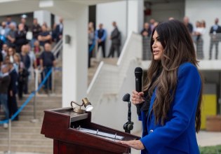 Η Κίμπερλι Γκίλφοϊλ με την ομάδα της Αμερικανικής Αποστολής στην Ελλάδα – Την Τρίτη η συνάντηση με Τασούλα και Γεραπετρίτη