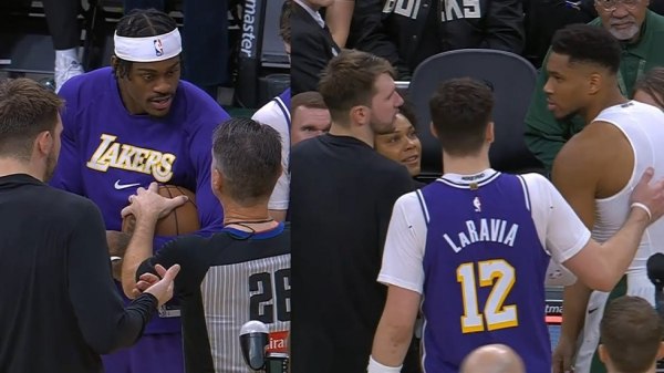 Η «επέμβαση» του Αντετοκούνμπο: Έδωσε την μπάλα του αγώνα σε rookie των Λέικερς παρά το «όχι» των διαιτητών (vid)