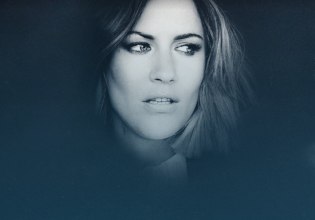 Τηλεοπτική σταρ, κορίτσι του Χάρι, αντιμέτωπη με δαίμονες: Ψάχνοντας την αλήθεια πίσω από την αυτοκτονία της Καρολίν Φλακ