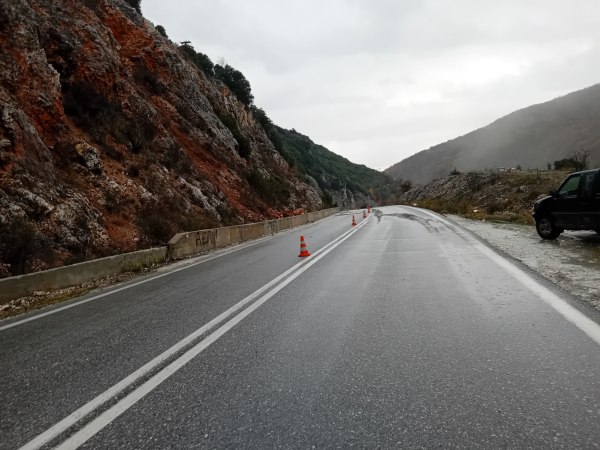 Κακοκαιρία: Κλειστή η εθνική οδός Κοζάνης – Λάρισας λόγω πτώσης βράχων