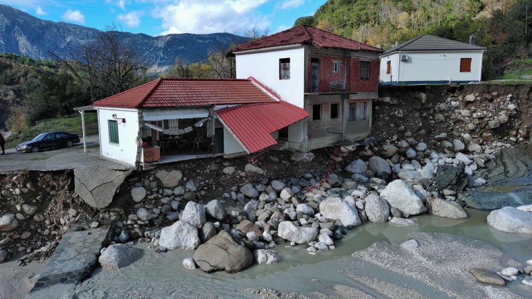 Κακοκαιρία: Κατεδαφιστέο ένα σπίτι στα Τζουμέρκα λόγω των κατολισθήσεων – Ακατάλληλα για χρήση άλλα τρία