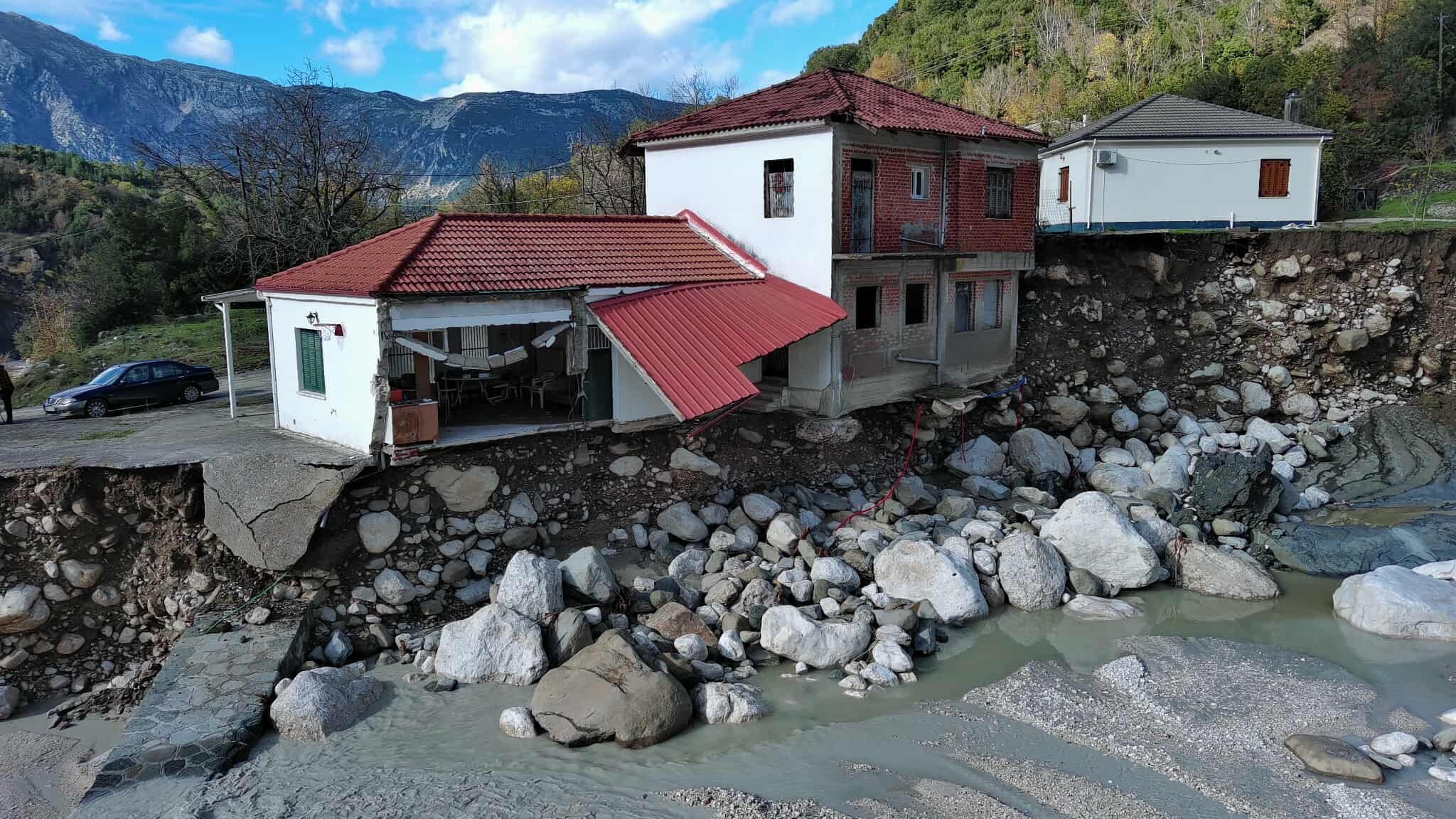 Κακοκαιρία: Κατεδαφιστέο ένα σπίτι στα Τζουμέρκα λόγω των κατολισθήσεων – Ακατάλληλα για χρήση άλλα τρία