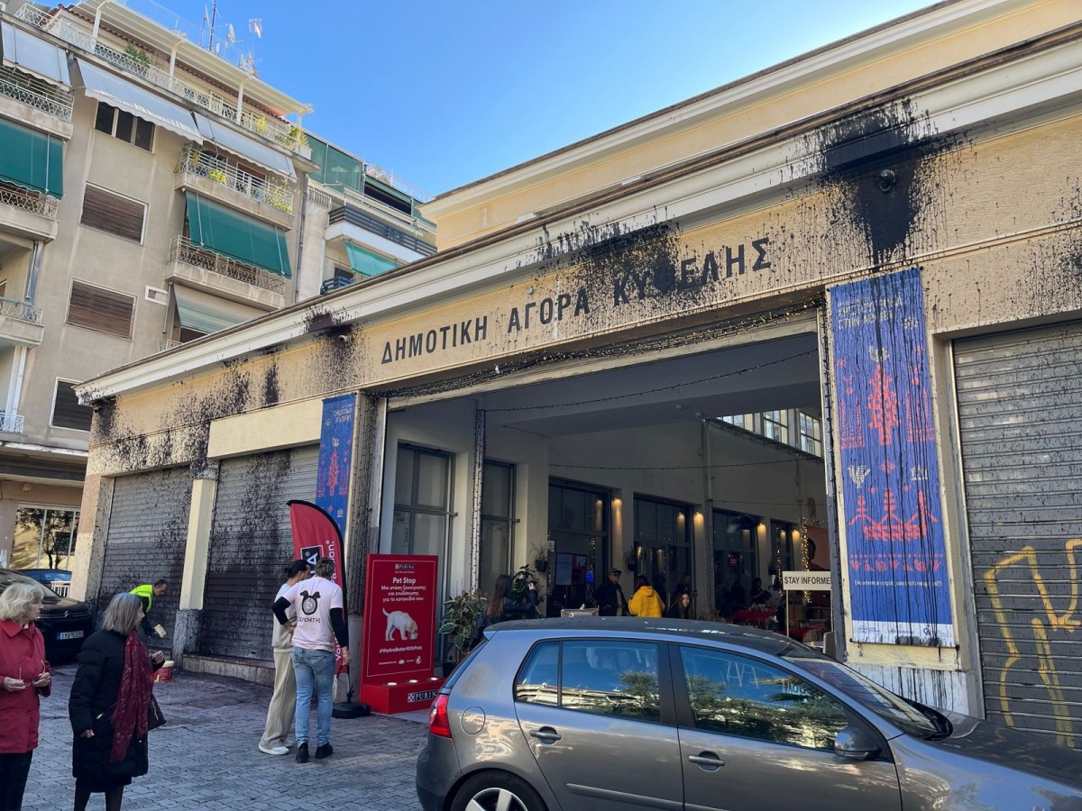 Επίθεση με μπογιές στη Δημοτική Αγορά Αγορά Κυψέλης