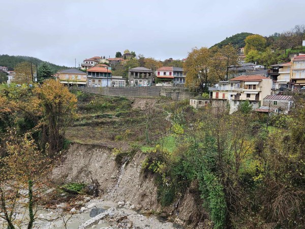 Μεγάλη κατολίσθηση στα Τζουμέρκα λόγω της κακοκαιρίας – Σπίτια κρέμονται στον γκρεμό