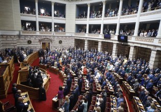 Βουλή και βουλευτές μακριά από την κοινωνία: Υπερεκπροσώπηση της ανώτερης τάξης, εξαφανισμένη η εργατική τάξη