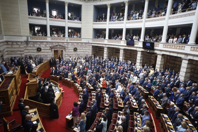 Βουλή και βουλευτές μακριά από την κοινωνία: Υπερεκπροσώπηση της ανώτερης τάξης, εξαφανισμένη η εργατική τάξη