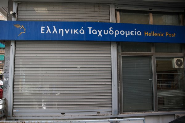 «Κομφούζιο» στα ΕΛΤΑ: Πολίτες φτάνουν στα κλειστά καταστήματα – «Δεν το γνωρίζαμε»