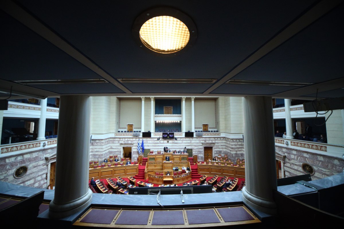 Αλέκος Φλαμπουράρης: Ενός λεπτού σιγή στη Βουλή στη μνήμη του ιστορικού στελέχους του ΣΥΡΙΖΑ