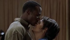 Θεωρίες του TikTok: Αν κάποιος σε φιλήσει στο μέτωπο, μάλλον θα σε χωρίσει εντός λίγων ημέρων