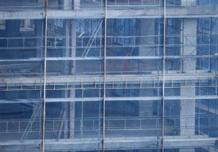 Δύο μέτρα και δύο σταθμά στις άδειες δόμησης