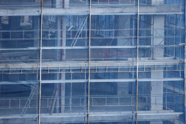 Δύο μέτρα και δύο σταθμά στις άδειες δόμησης