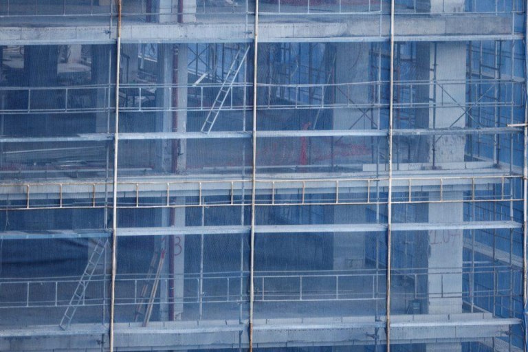 Δύο μέτρα και δύο σταθμά στις άδειες δόμησης