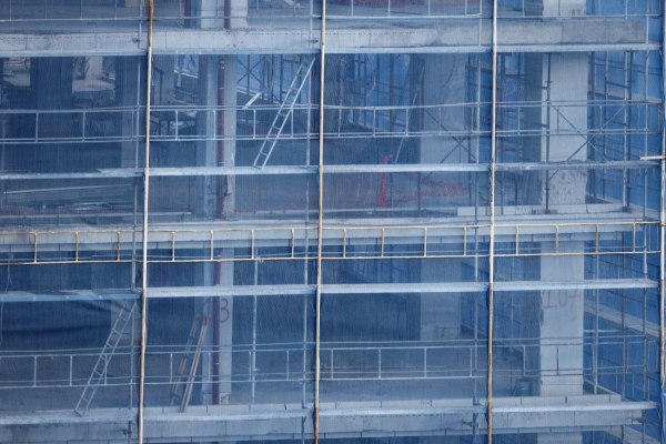 Είδος προς… εξαφάνιση τα ακίνητα – Χτίζεται ένα ανά 1.000 κατοίκους [γραφήματα]