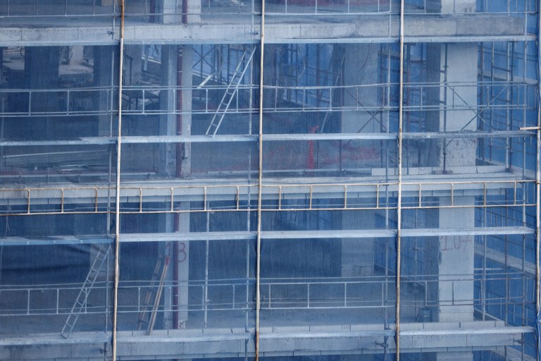 Είδος προς… εξαφάνιση τα ακίνητα – Χτίζεται ένα ανά 1.000 κατοίκους [γραφήματα]