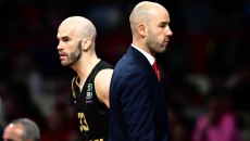 Ο Καλάθης βάζει τρίποντο και… καρφώνει το βλέμμα στον Σπανούλη (vid)