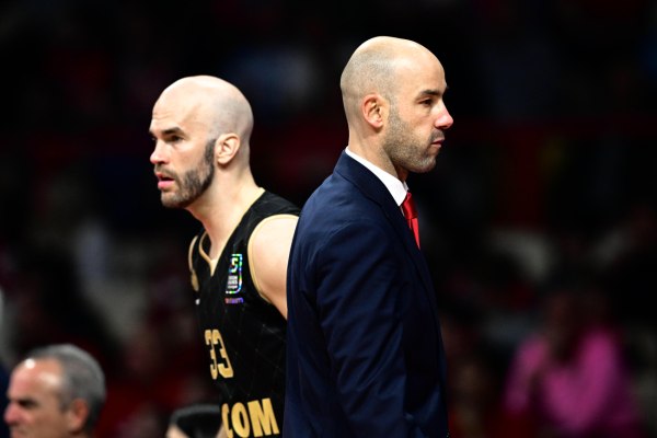 Ο Καλάθης βάζει τρίποντο και… καρφώνει το βλέμμα στον Σπανούλη (vid)