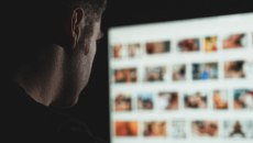 Η άνοδος των «πορνο-τρολ»: Πώς μια πλατφόρμα πορνό κέρδισε εκατομμύρια μηνύοντας… τους θεατές της