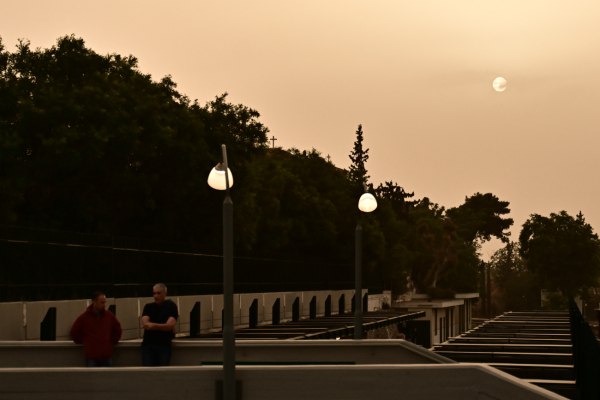 Αλλάζει και πάλι ο καιρός: Ανεβαίνει η θερμοκρασία, έρχονται νοτιάδες και αφρικανική σκόνη