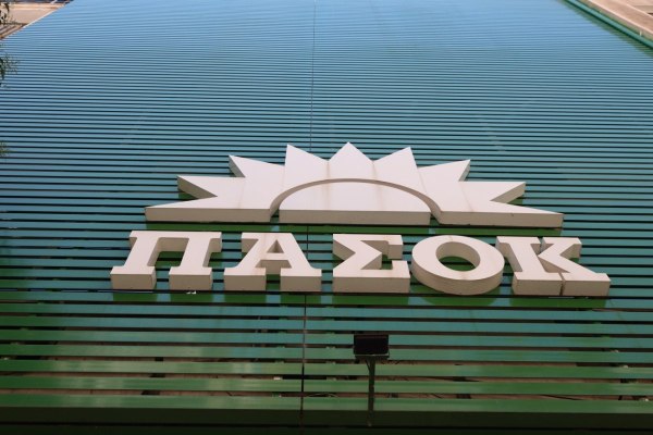 Το ΠΑΣΟΚ ζητά την άμεση έκδοση εντάλματος βίαιης προσαγωγής του Φραπέ – «Σε συνεννόηση με την ΝΔ ο ελιγμός του»