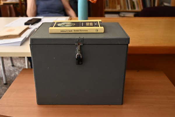 Θέλουν νέο κόμμα οι τρεις στους τέσσερις αναποφάσιστους ψηφοφόρους – Ποιες είναι οι επιλογές που εξετάζουν