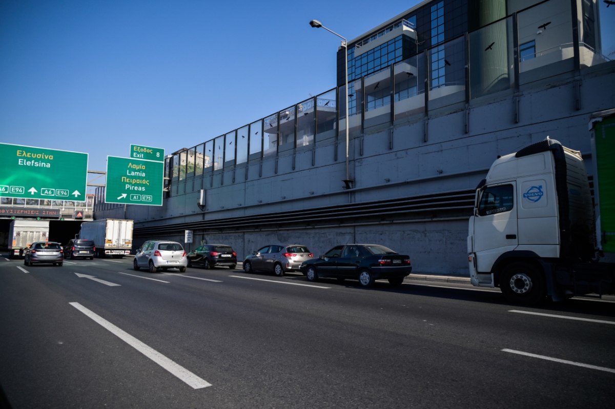 Oδηγούσε χωρίς δίπλωμα με όπισθεν στη ΛΕΑ της Αττικής Οδού – Το πρόστιμο που του επιβλήθηκε