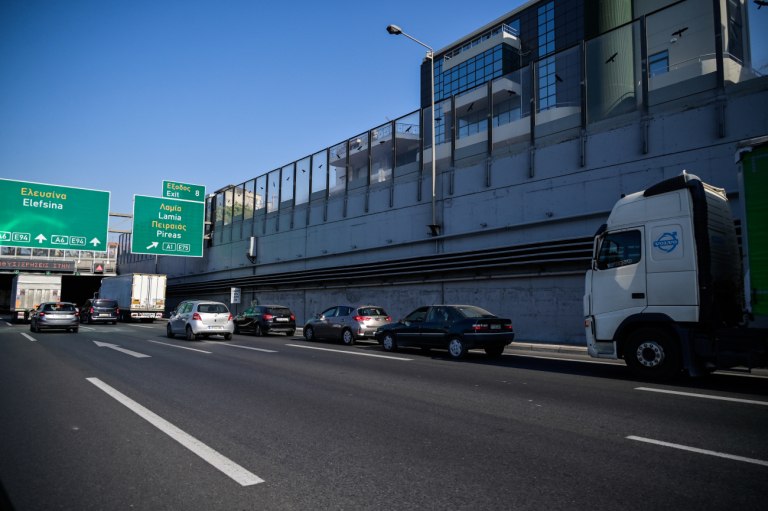 Oδηγούσε χωρίς δίπλωμα με όπισθεν στη ΛΕΑ της Αττικής Οδού - Το πρόστιμο που του επιβλήθηκε