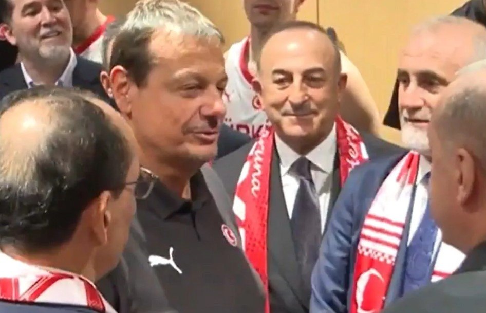 Ο Ερντογάν στα αποδυτήρια της εθνικής Τουρκίας – Τα τετ α τετ με Οσμάν και Αταμάν (vid)