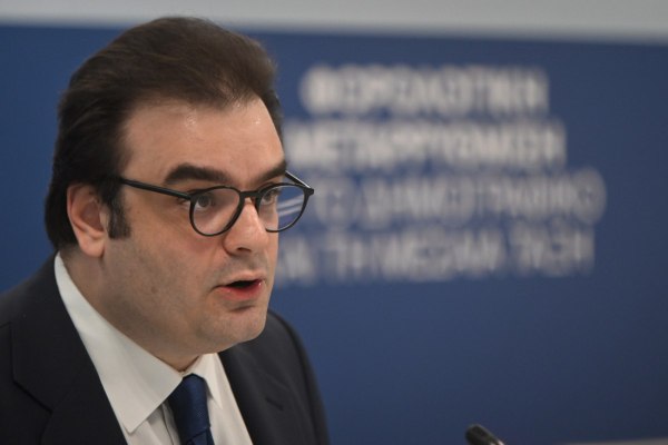 Πιερρακάκης: Ανακοινώνει την υποψηφιότητά του για προεδρία του Eurogroup, λέει το Bloomberg